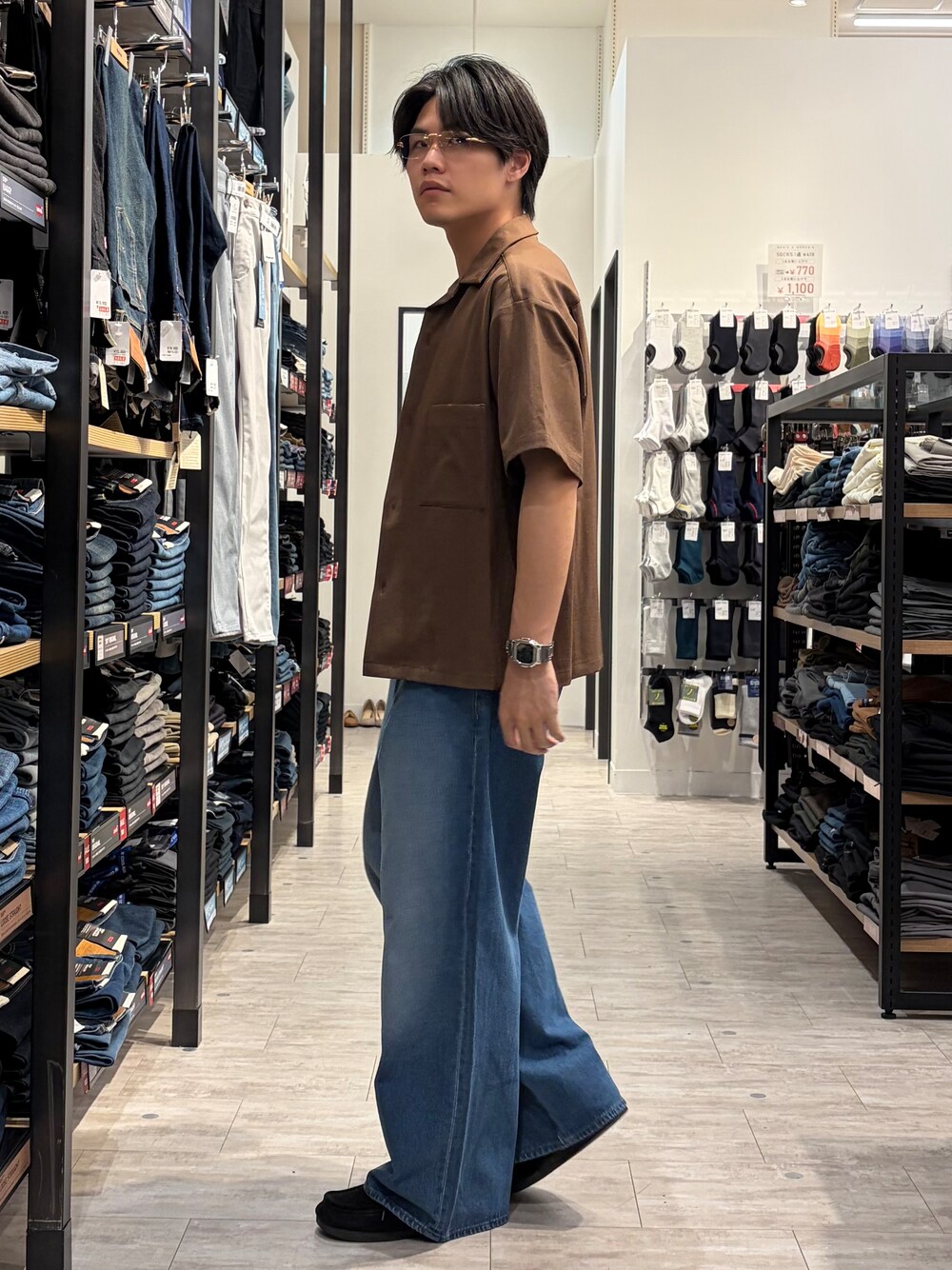 ブルー系のデニムパンツ、ブラウン系のシャツ/ブラウス、ブラック系のタンクトップを着用したメンズの夏コーディネートの3枚目の写真