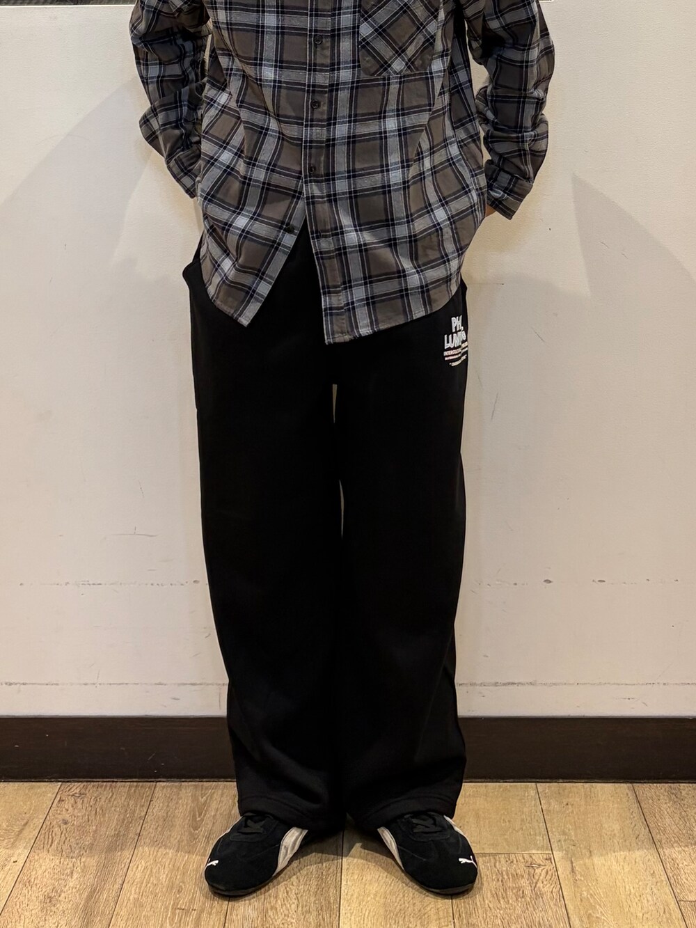 ブラック系のその他パンツ、グレー系のシャツ/ブラウス、ブラック系のTシャツ/カットソーを着用したメンズの秋コーディネートの7枚目の写真