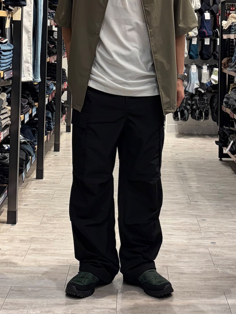 ブラウン系のシャツ/ブラウス、ブラック系のその他パンツ、ホワイト系のタンクトップを着用したメンズの夏コーディネートの6枚目の写真