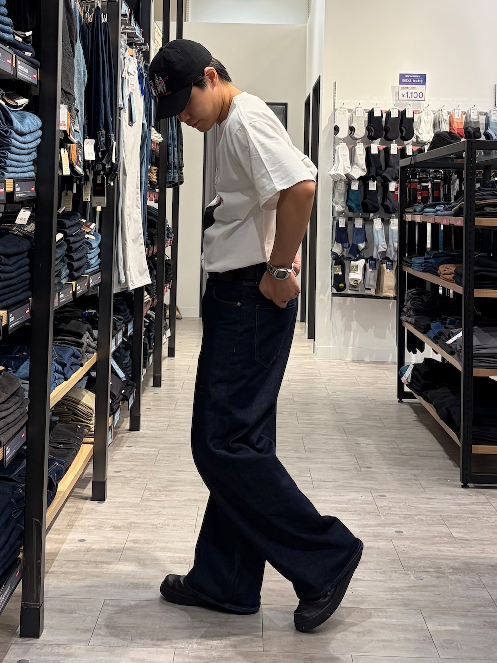 ホワイト系のTシャツ/カットソー、ブルー系のデニムパンツを着用したメンズの夏コーディネートの4枚目の写真