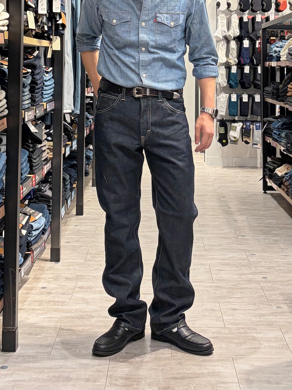 ブルー系のデニムパンツ、ブルー系のシャツ/ブラウスを着用したメンズの夏コーディネートの7枚目の写真