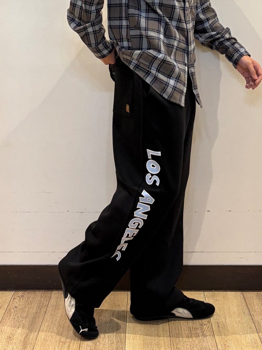 ブラック系のその他パンツ、グレー系のシャツ/ブラウス、ブラック系のTシャツ/カットソーを着用したメンズの秋コーディネートの8枚目の写真