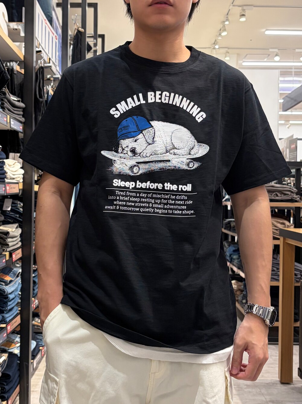 ブラウン系のシャツ/ブラウス、ブラック系のTシャツ/カットソー、ホワイト系のその他パンツを着用したメンズの夏コーディネートの7枚目の写真