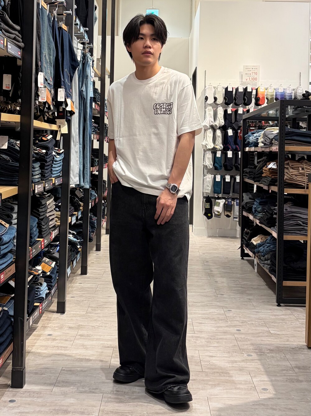 ホワイト系のTシャツ/カットソー、ブラック系のデニムパンツ、ブラック系のベルトを着用したメンズの夏コーディネートの3枚目の写真