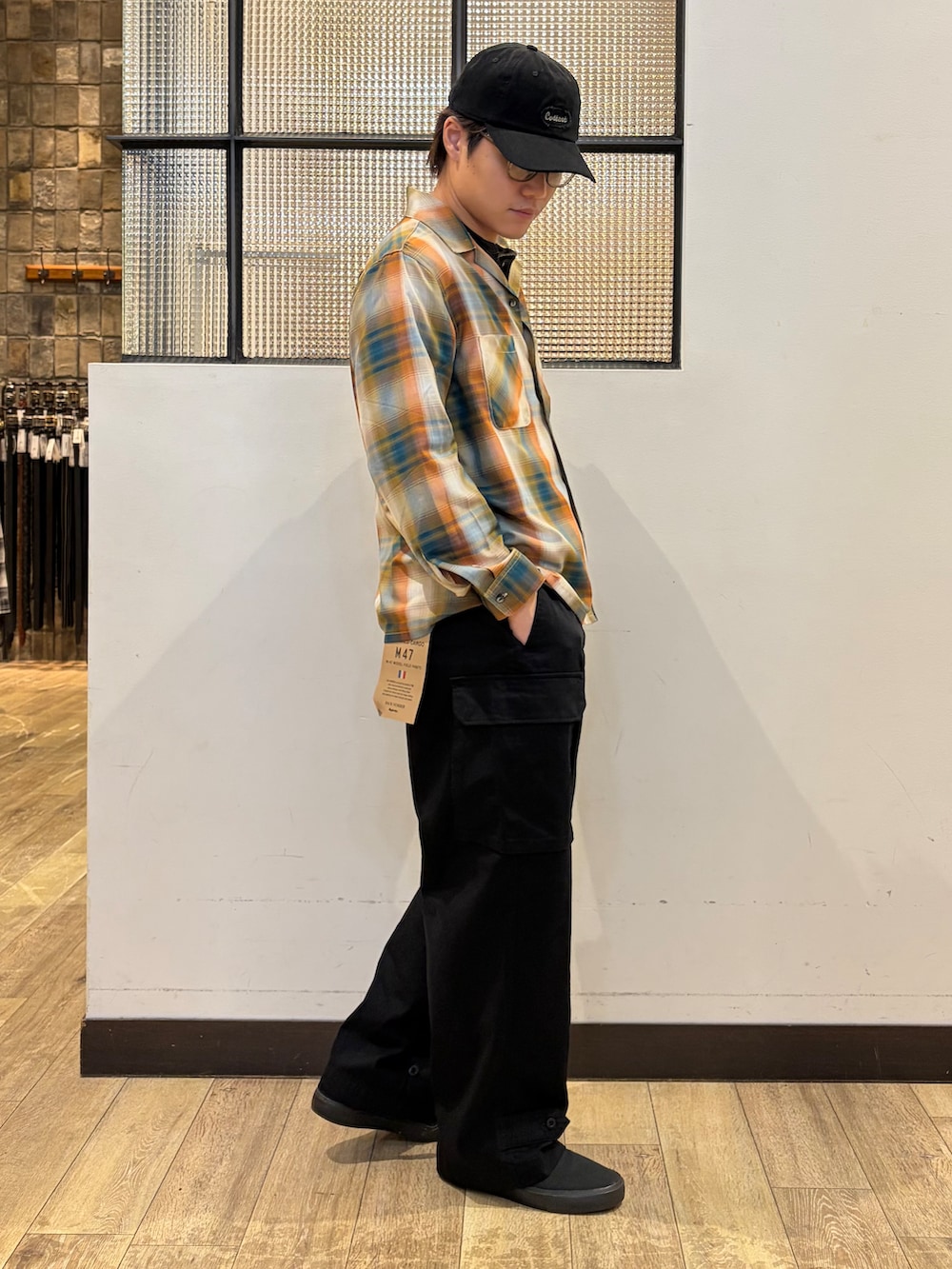 ブラック系のその他パンツ、ブラック系のTシャツ/カットソー、ベージュ系のシャツ/ブラウスを着用したメンズの秋コーディネートの2枚目の写真