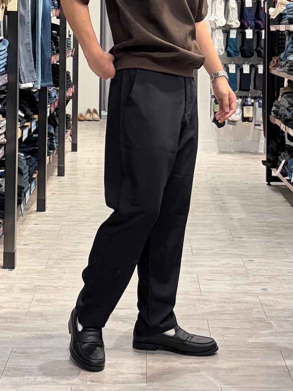 ブラウン系のTシャツ/カットソー、ブラック系のその他パンツを着用したメンズの夏コーディネートの8枚目の写真
