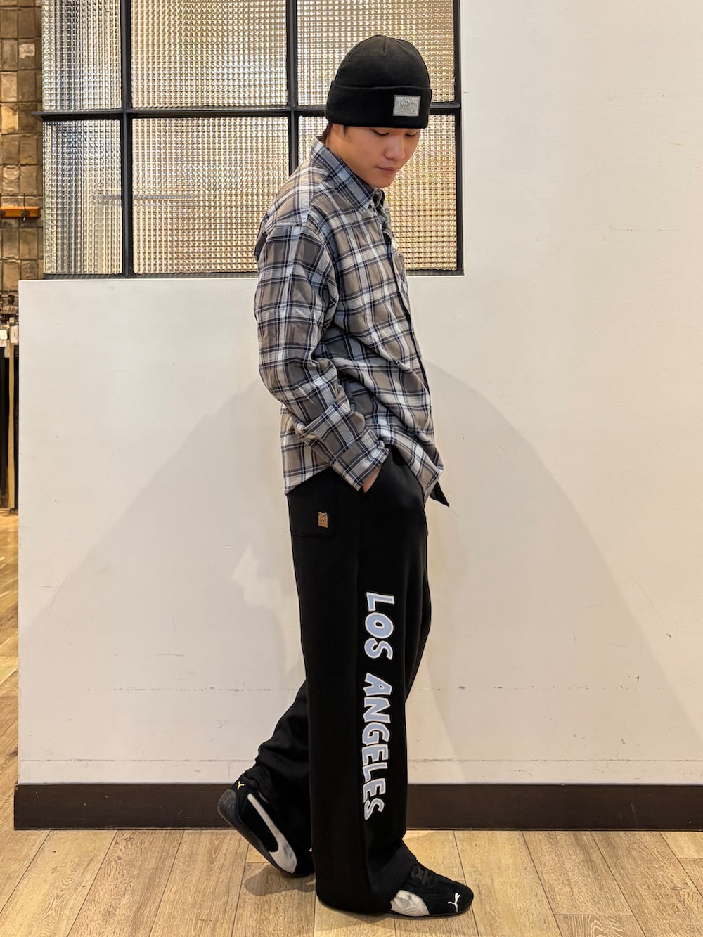 ブラック系のその他パンツ、グレー系のシャツ/ブラウス、ブラック系のTシャツ/カットソーを着用したメンズの秋コーディネートの3枚目の写真