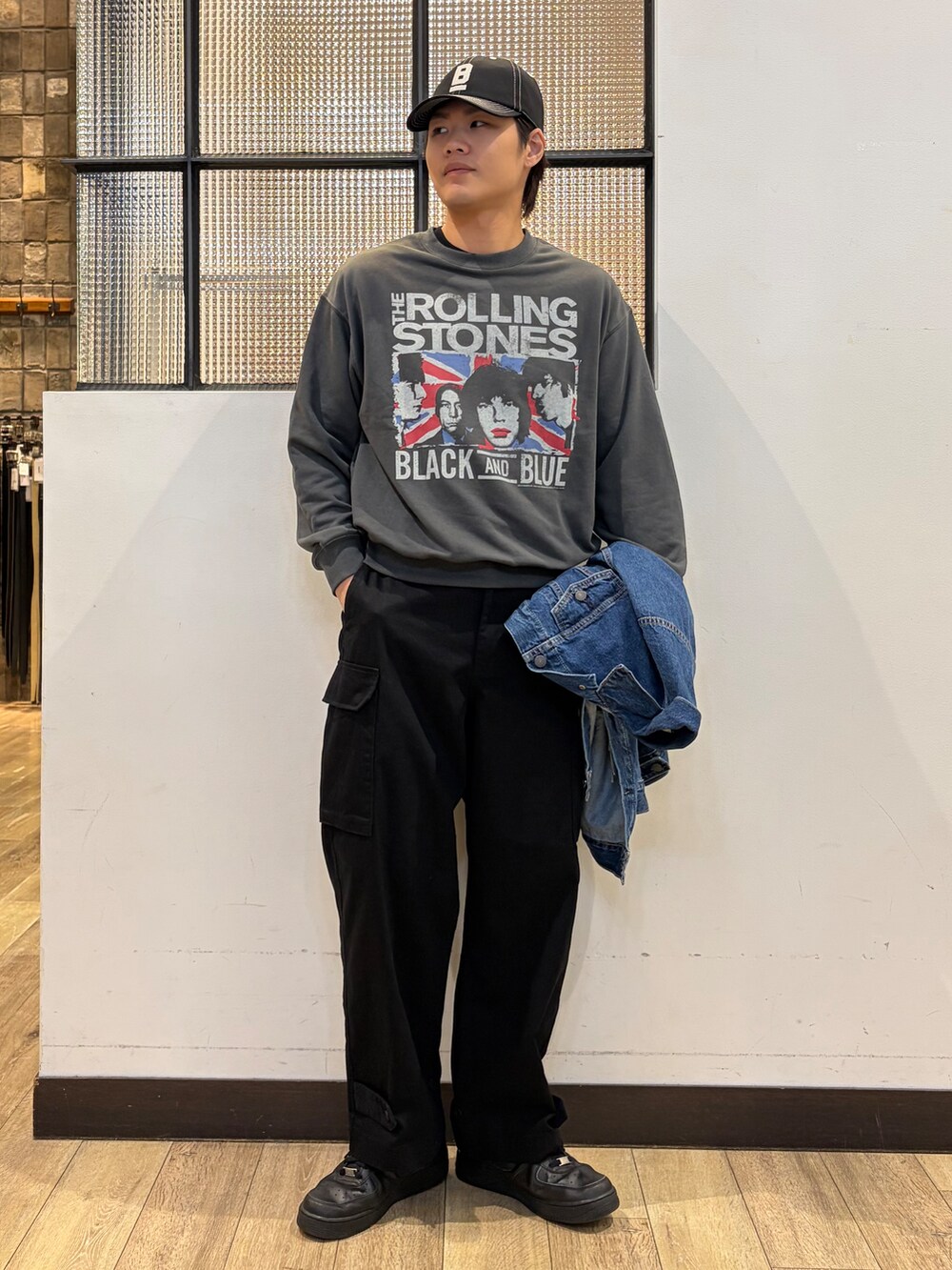 ブルー系のブルゾン、グレー系のスウェット、ブラック系のその他パンツを着用したメンズの秋コーディネートの7枚目の写真