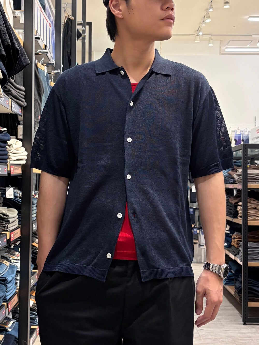ブルー系のニット/セーター、ブラック系のその他パンツ、ブラック系のキャップを着用したメンズの春コーディネートの5枚目の写真