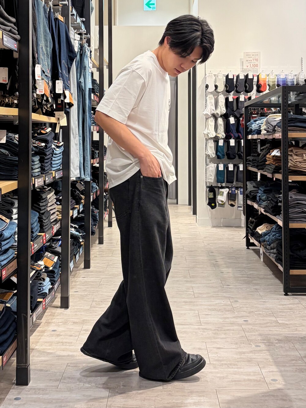 ホワイト系のTシャツ/カットソー、ブラック系のデニムパンツ、ブラック系のベルトを着用したメンズの夏コーディネートの5枚目の写真