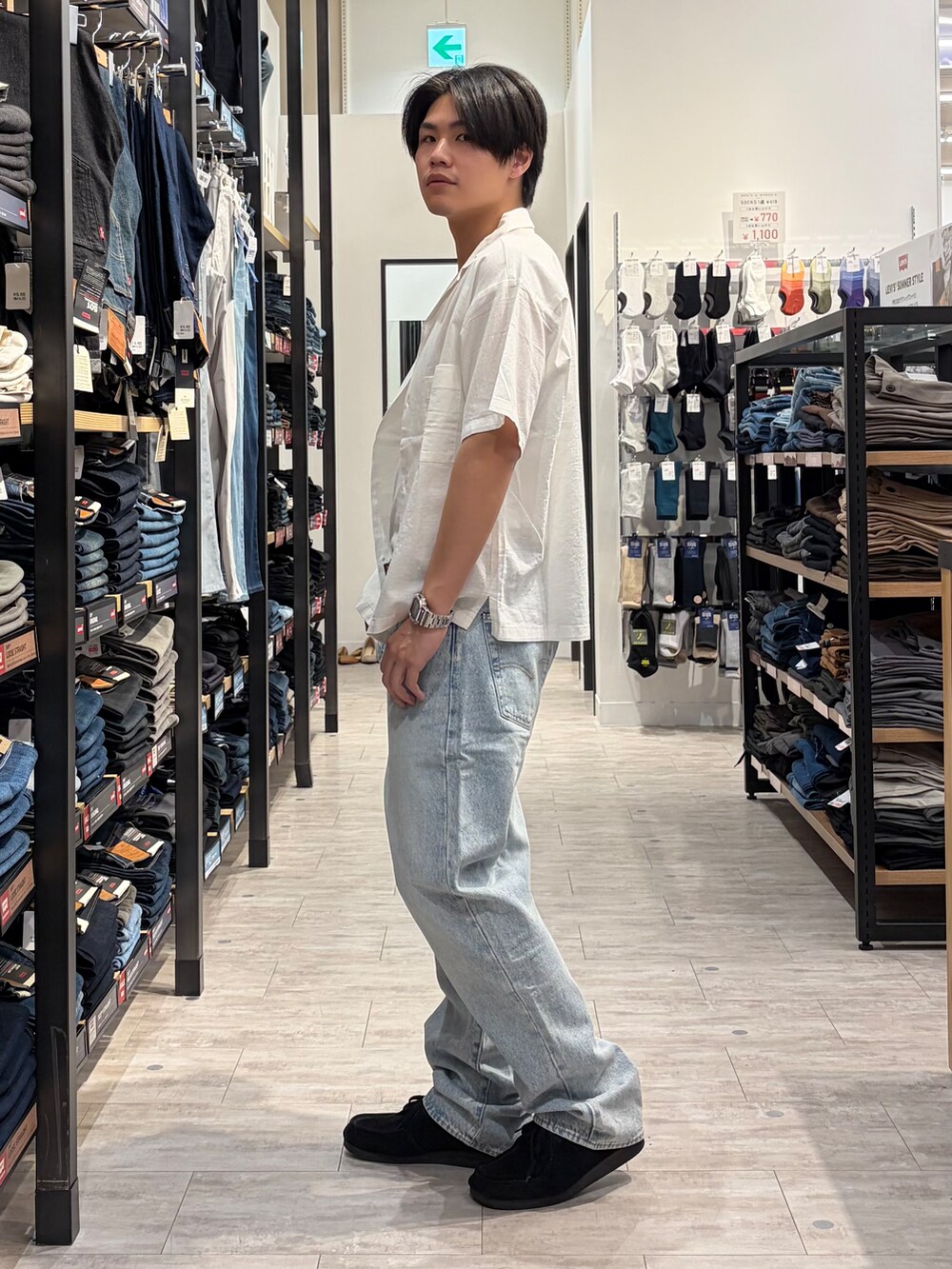 ブルー系のデニムパンツ、ホワイト系のシャツ/ブラウス、ブラウン系のベルトを着用したメンズの春コーディネートの2枚目の写真