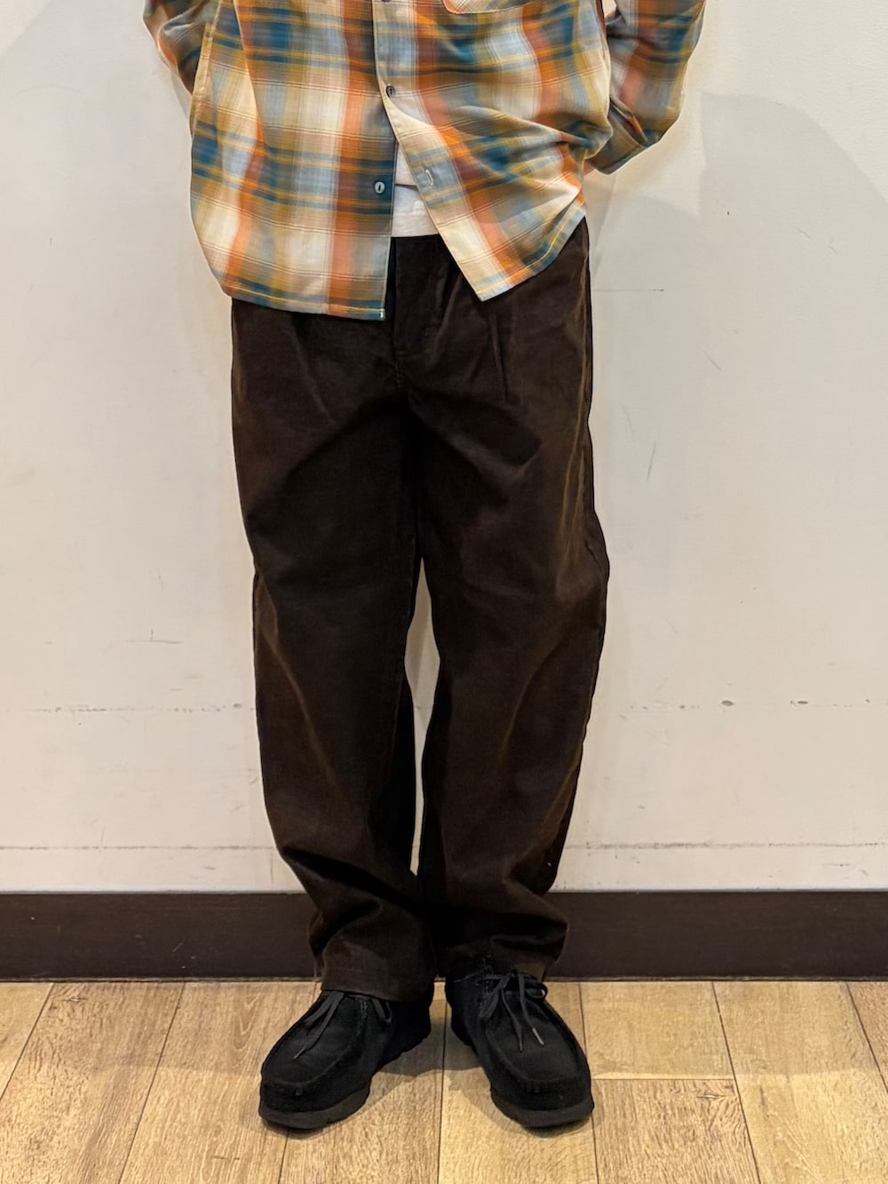 ベージュ系のシャツ/ブラウス、ホワイト系のTシャツ/カットソーを着用したメンズの秋コーディネートの6枚目の写真