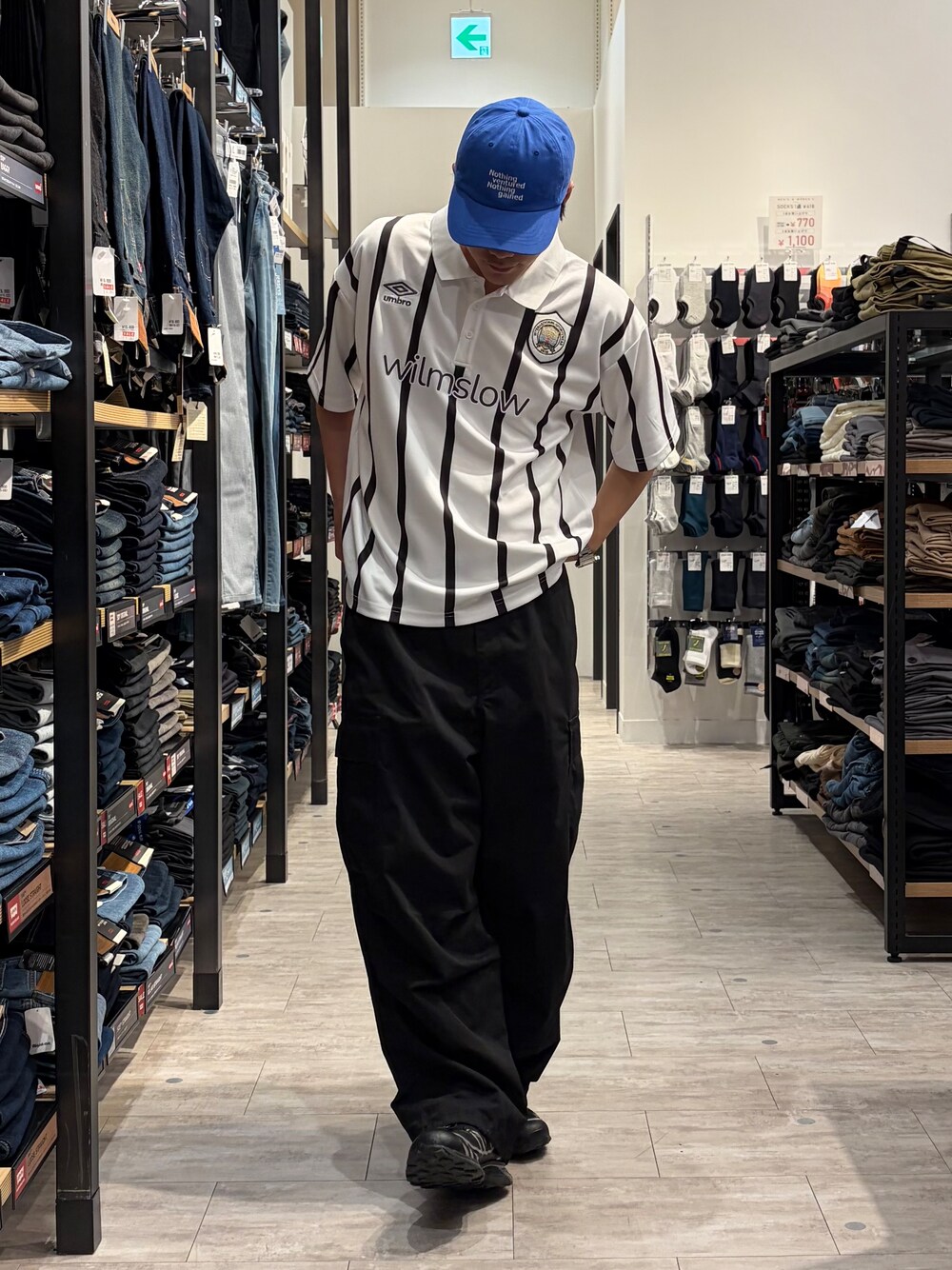 ブラック系のその他パンツ、ブルー系のキャップを着用したメンズの夏コーディネートの2枚目の写真