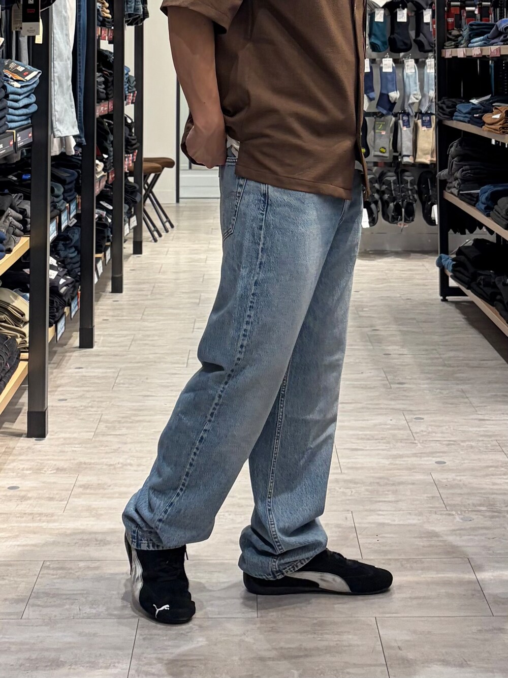 ブルー系のデニムパンツ、ブラウン系のシャツ/ブラウスを着用したメンズの夏コーディネートの6枚目の写真