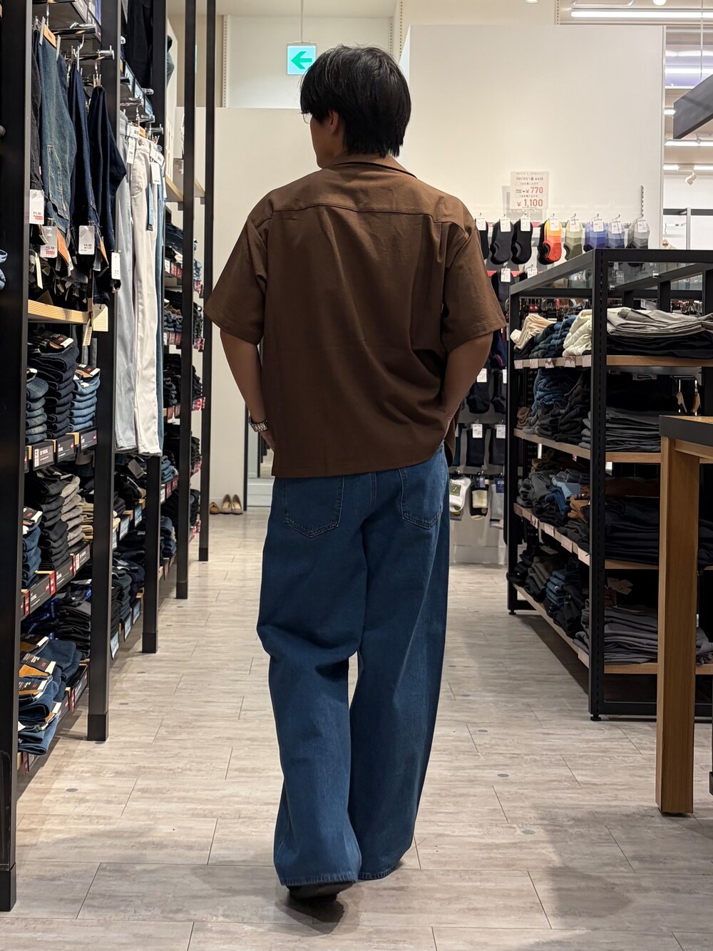 ブルー系のデニムパンツ、ブラウン系のシャツ/ブラウス、ブラック系のタンクトップを着用したメンズの夏コーディネートの5枚目の写真