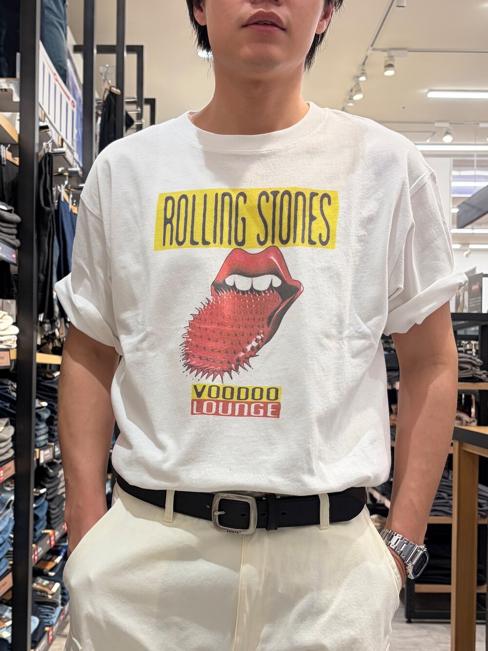 ホワイト系のTシャツ/カットソー、ホワイト系のその他パンツを着用したメンズの夏コーディネートの5枚目の写真