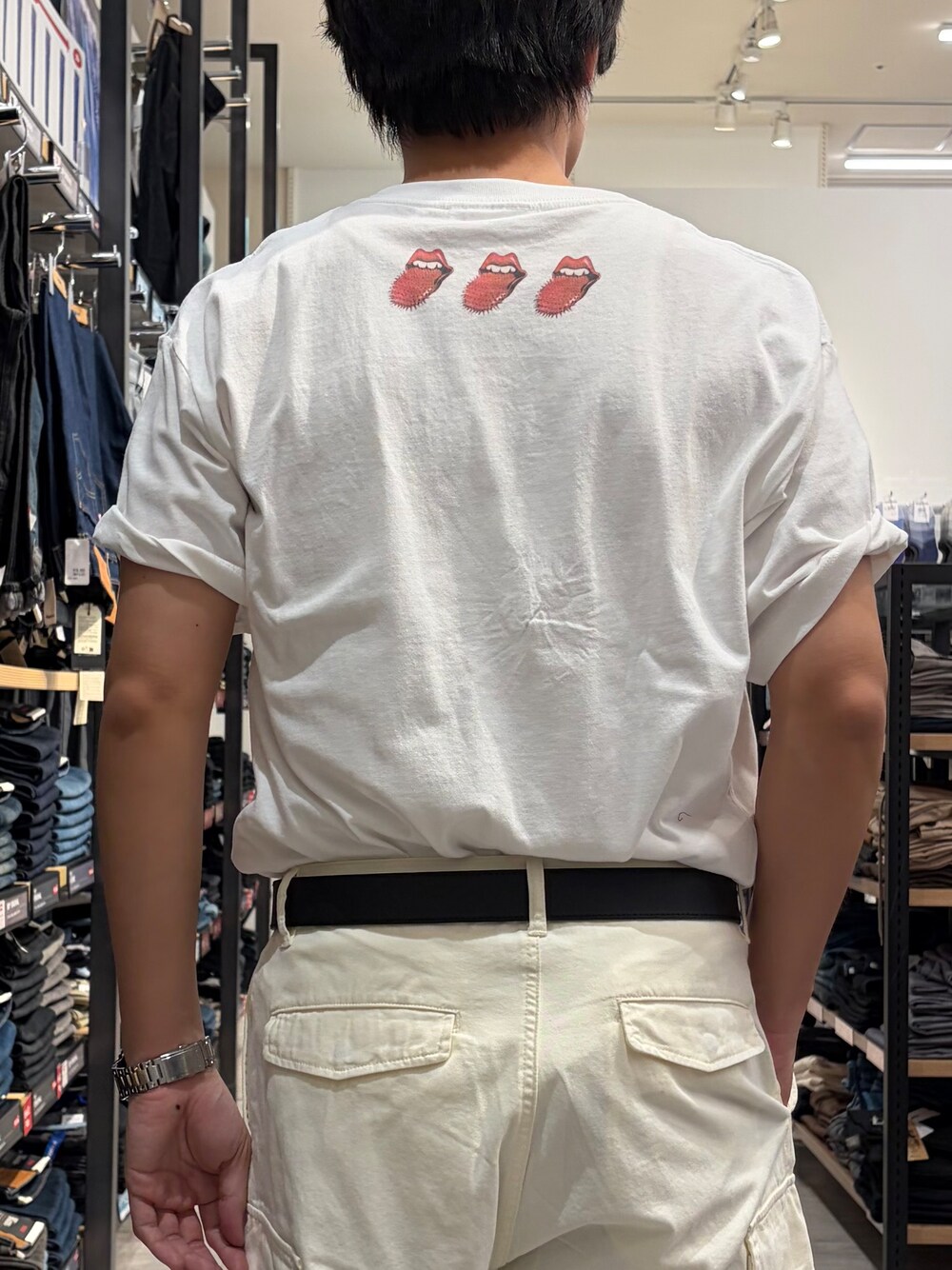 ホワイト系のTシャツ/カットソー、ホワイト系のその他パンツを着用したメンズの夏コーディネートの6枚目の写真