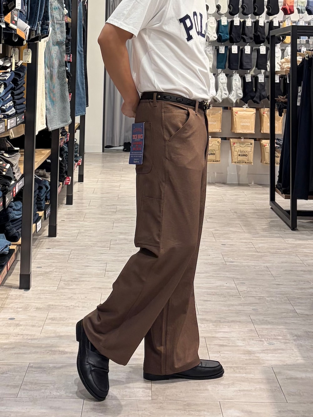 ホワイト系のTシャツ/カットソー、ブラウン系のその他パンツ、ブラック系のテーラードジャケットを着用したメンズの夏コーディネートの9枚目の写真