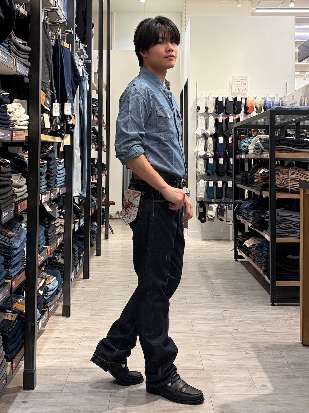 ブルー系のデニムパンツ、ブルー系のシャツ/ブラウスを着用したメンズの夏コーディネートの3枚目の写真