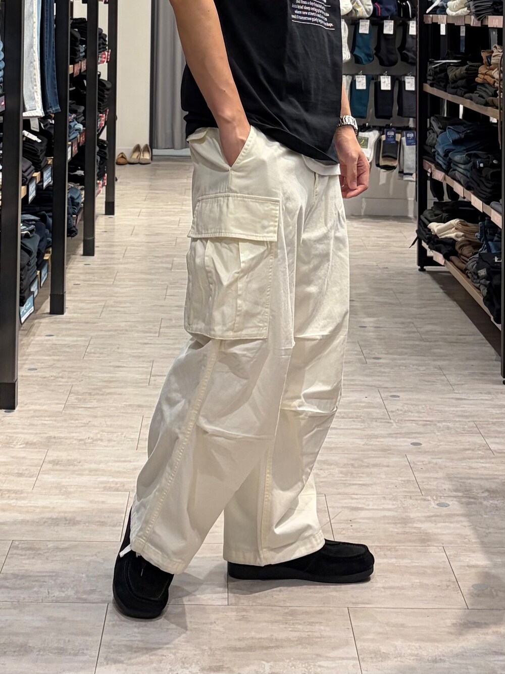 ブラウン系のシャツ/ブラウス、ブラック系のTシャツ/カットソー、ホワイト系のその他パンツを着用したメンズの夏コーディネートの9枚目の写真