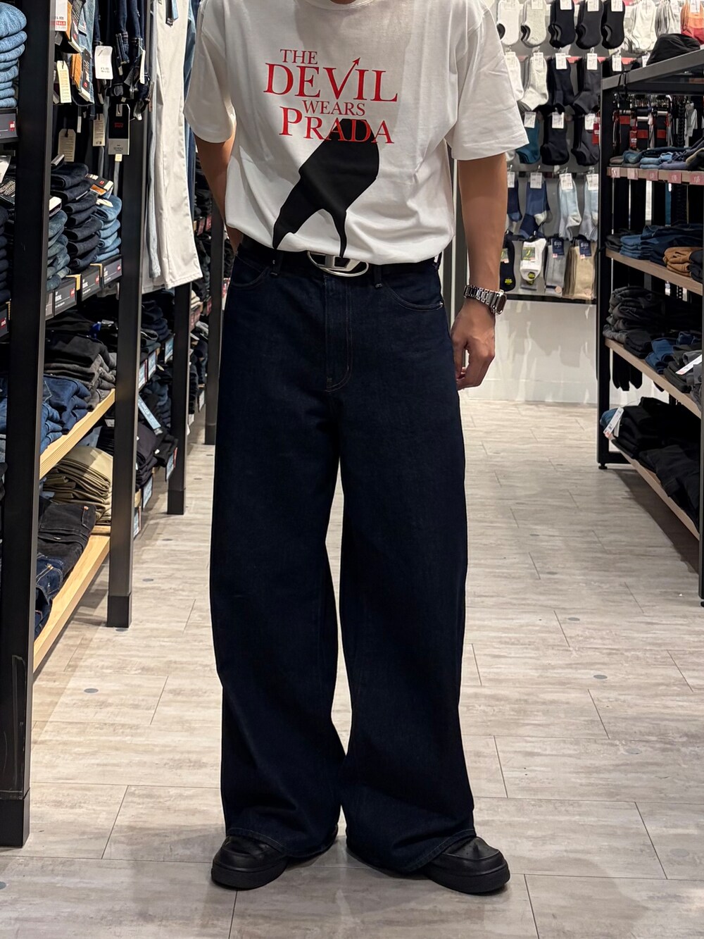 ホワイト系のTシャツ/カットソー、ブルー系のデニムパンツを着用したメンズの夏コーディネートの7枚目の写真