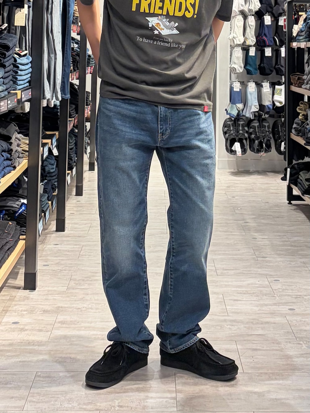 ブルー系のデニムパンツ、グレー系のTシャツ/カットソーを着用したメンズの夏コーディネートの5枚目の写真