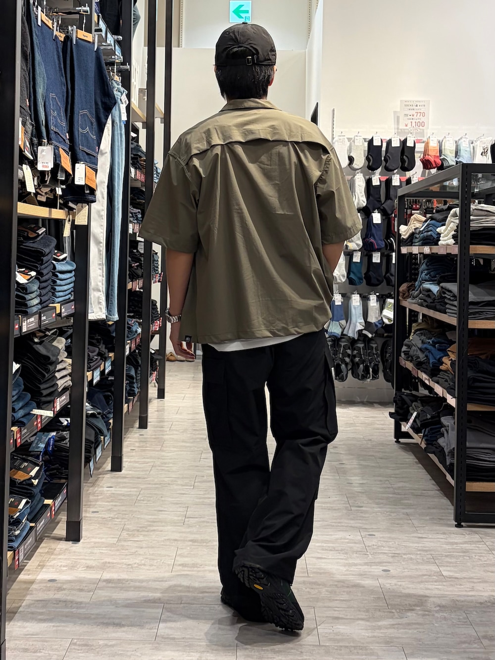 ブラウン系のシャツ/ブラウス、ブラック系のその他パンツ、ホワイト系のタンクトップを着用したメンズの夏コーディネートの4枚目の写真