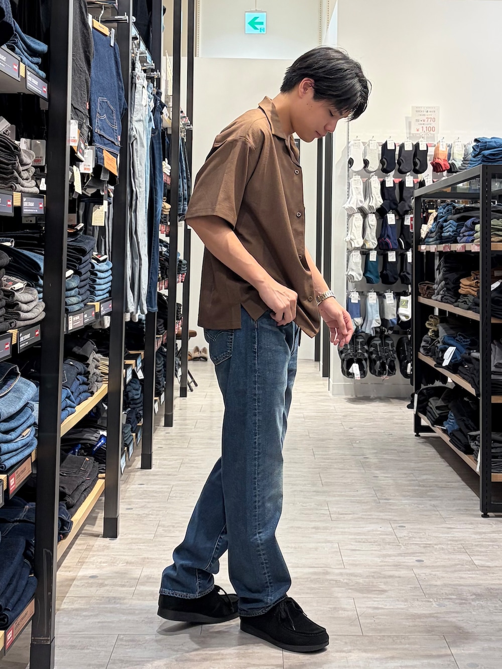 ブルー系のデニムパンツ、ブラウン系のシャツ/ブラウスを着用したメンズの夏コーディネートの3枚目の写真