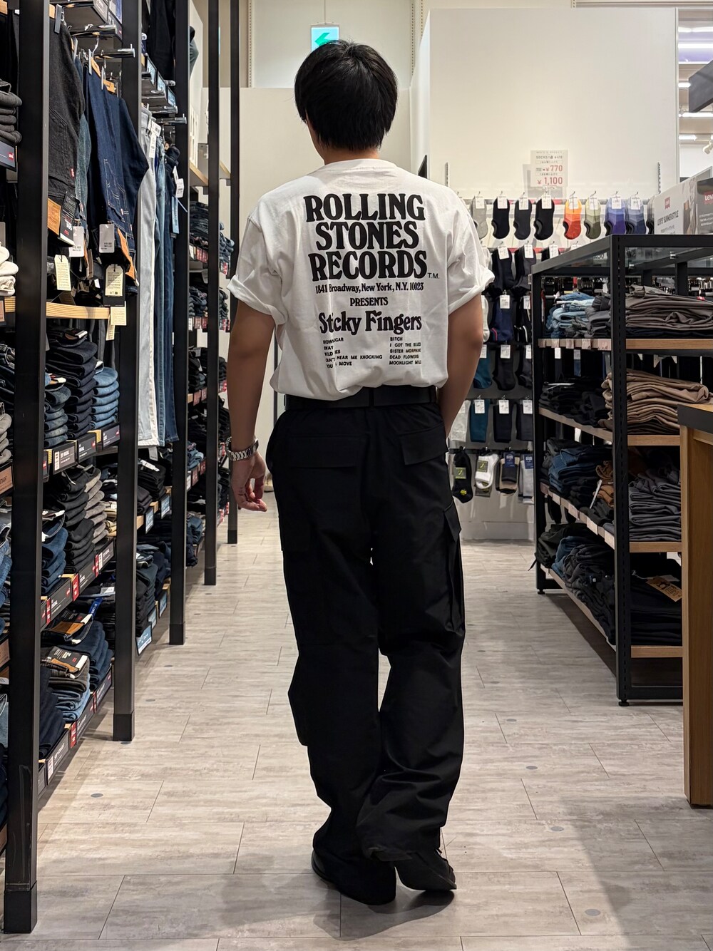 ホワイト系のTシャツ/カットソー、ブラック系のその他パンツを着用したメンズの夏コーディネートの3枚目の写真