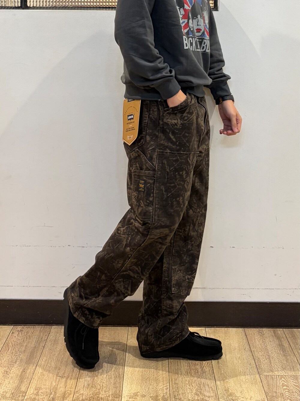 グレー系のTシャツ/カットソー、グリーン系のその他パンツ、ブルー系のブルゾンを着用したメンズの秋コーディネートの10枚目の写真