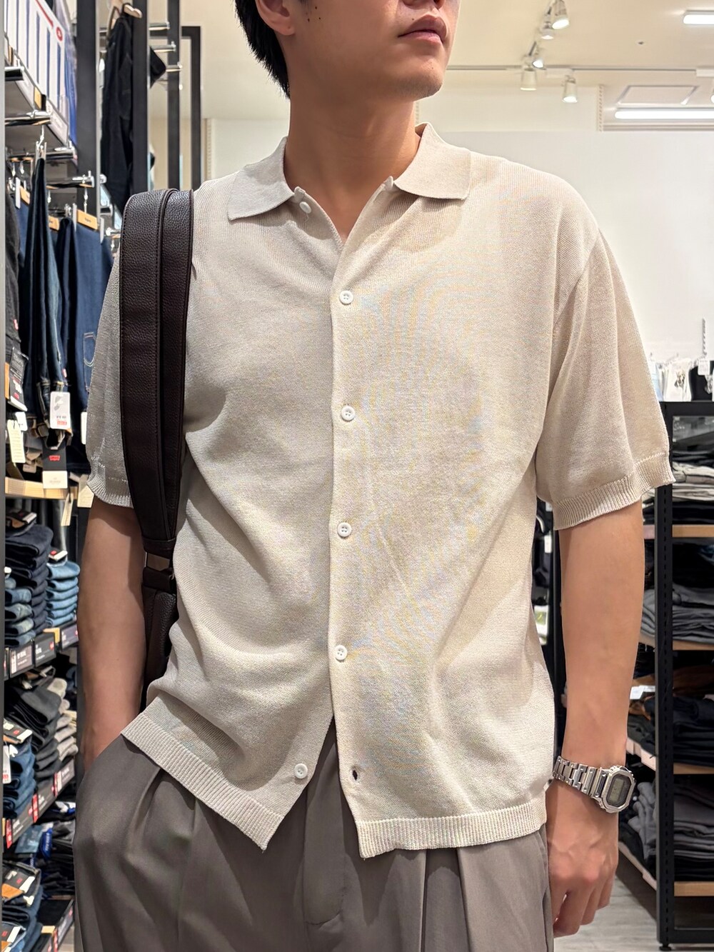 ブラウン系のその他パンツ、ホワイト系のニット/セーター、ブラウン系のショルダーバッグを着用したメンズの夏コーディネートの5枚目の写真