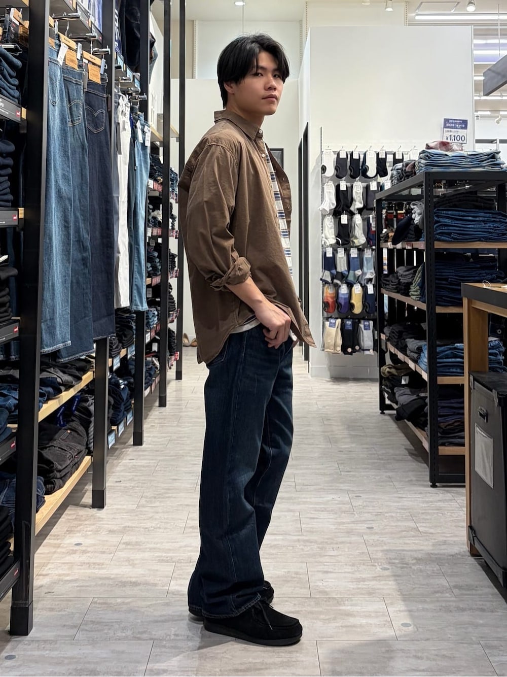 ブラウン系のシャツ/ブラウス、ホワイト系のTシャツ/カットソー、ブルー系のデニムパンツを着用したメンズの春コーディネートの2枚目の写真