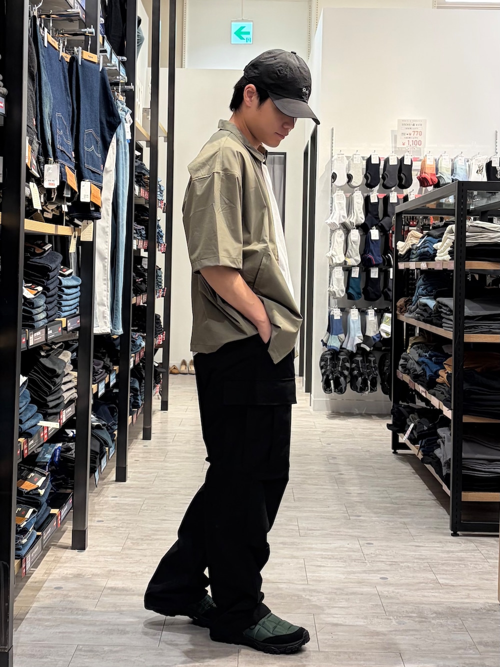 ブラウン系のシャツ/ブラウス、ブラック系のその他パンツ、ホワイト系のタンクトップを着用したメンズの夏コーディネートの3枚目の写真