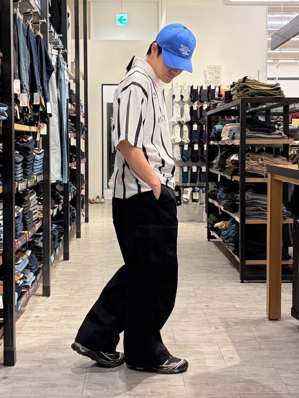 ブラック系のその他パンツ、ブルー系のキャップを着用したメンズの夏コーディネートの4枚目の写真
