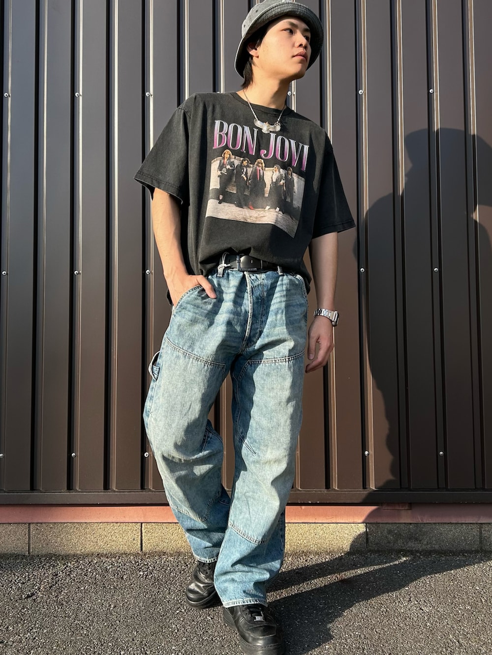 ブラック系のTシャツ/カットソー、ブルー系のデニムパンツを着用したメンズの春コーディネートの2枚目の写真