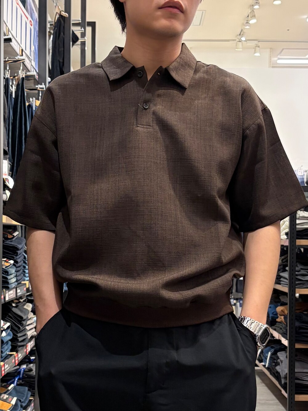 ブラウン系のTシャツ/カットソー、ブラック系のその他パンツを着用したメンズの夏コーディネートの6枚目の写真