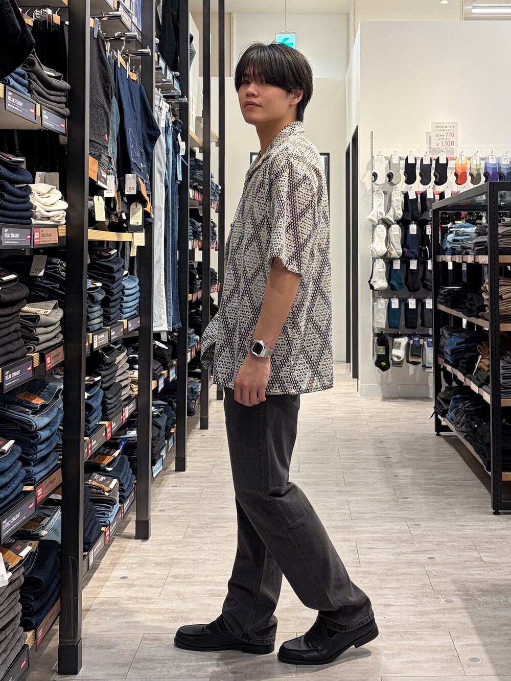 ホワイト系のシャツ/ブラウス、ブラック系のデニムパンツを着用したメンズの夏コーディネートの2枚目の写真