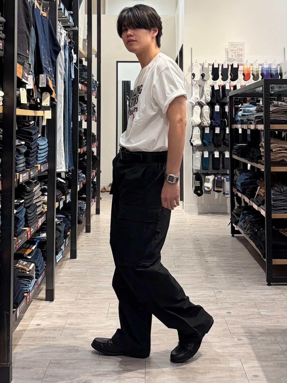 ホワイト系のTシャツ/カットソー、ブラック系のその他パンツを着用したメンズの夏コーディネートの2枚目の写真
