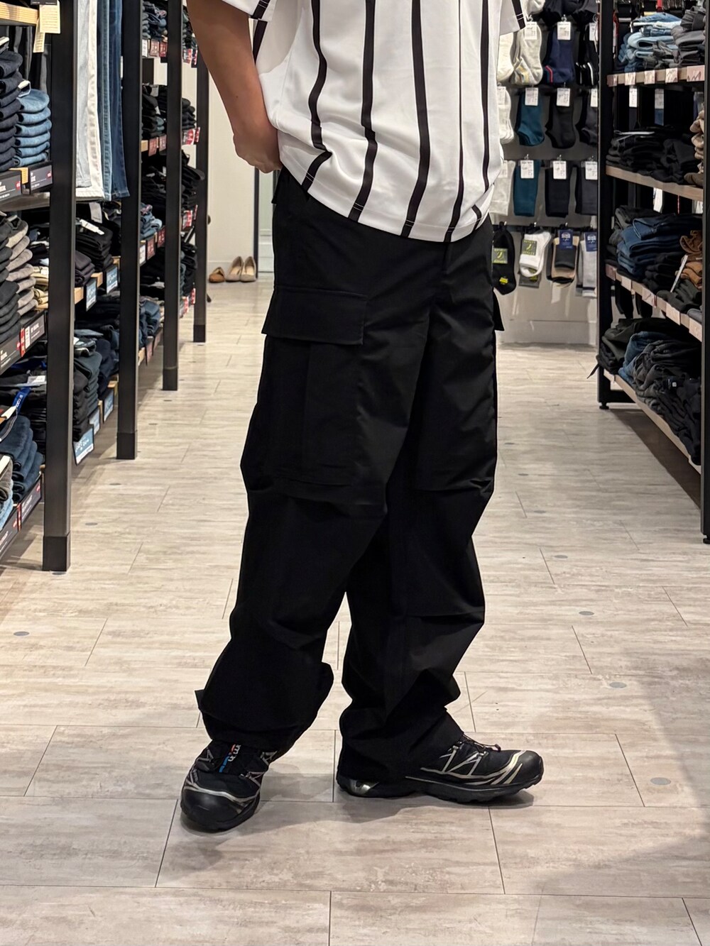 ブラック系のその他パンツを着用したメンズの夏コーディネートの7枚目の写真