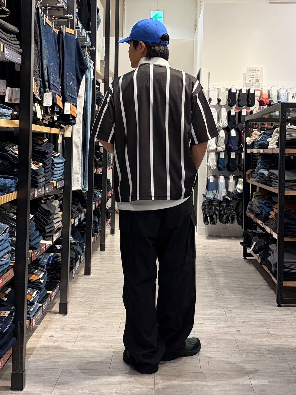 ブラック系のその他パンツ、ホワイト系のタンクトップ、ブルー系のキャップを着用したメンズの夏コーディネートの5枚目の写真