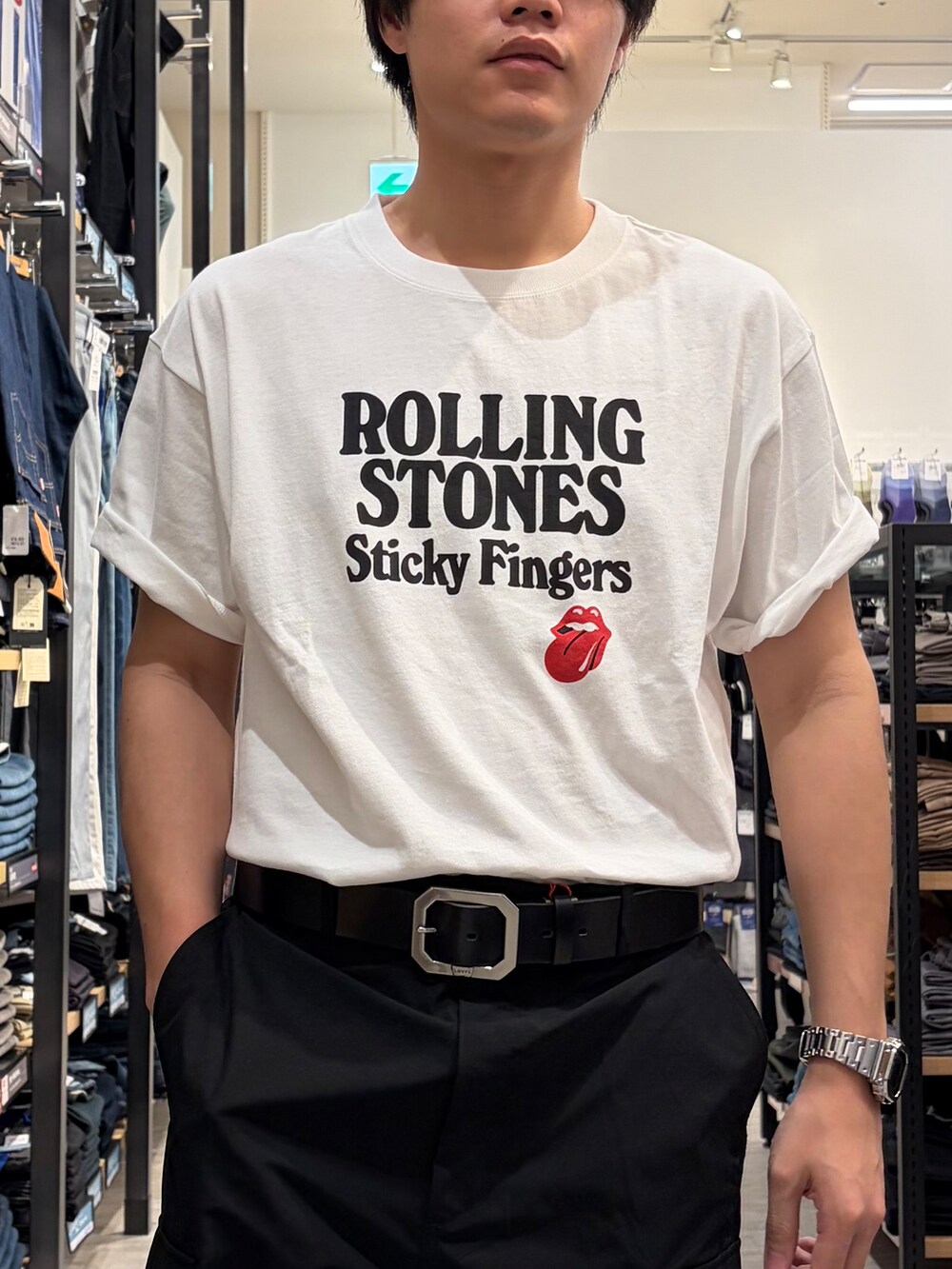 ホワイト系のTシャツ/カットソー、ブラック系のその他パンツを着用したメンズの夏コーディネートの5枚目の写真