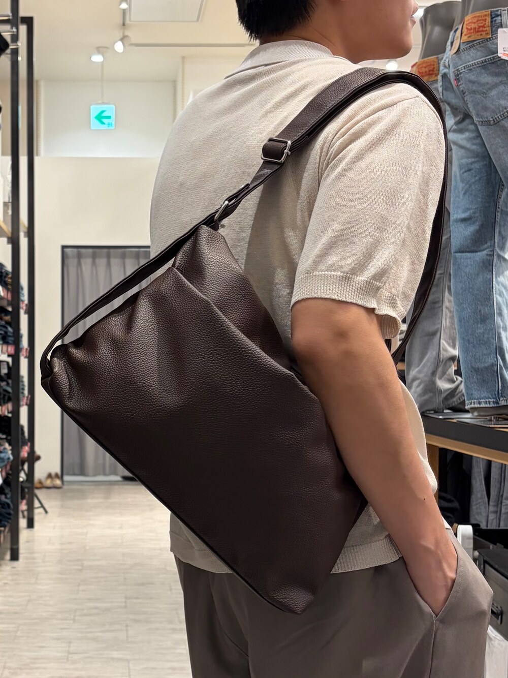 ブラウン系のその他パンツ、ホワイト系のニット/セーター、ブラウン系のショルダーバッグを着用したメンズの夏コーディネートの6枚目の写真