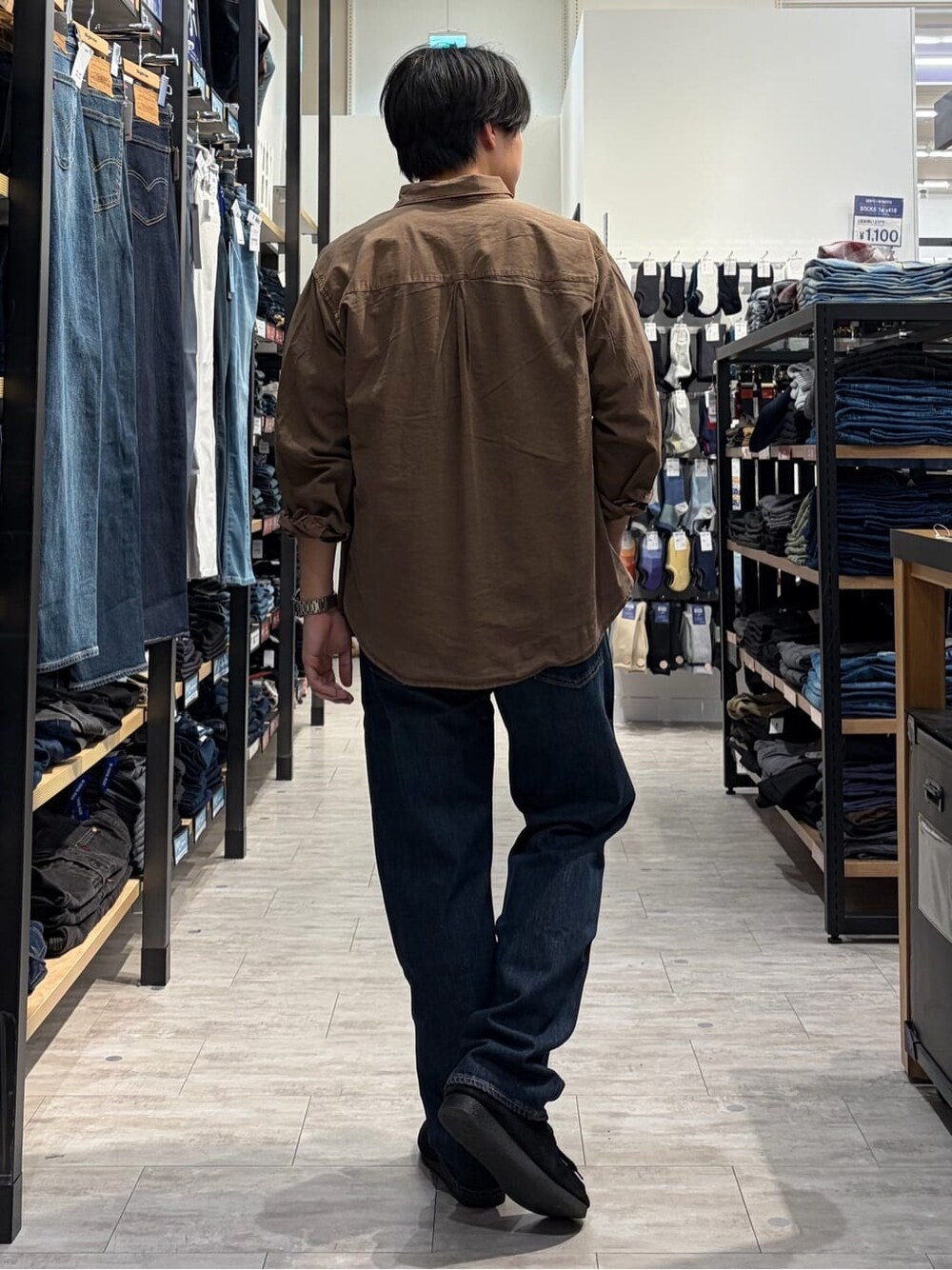 ブラウン系のシャツ/ブラウス、ホワイト系のTシャツ/カットソー、ブルー系のデニムパンツを着用したメンズの春コーディネートの3枚目の写真