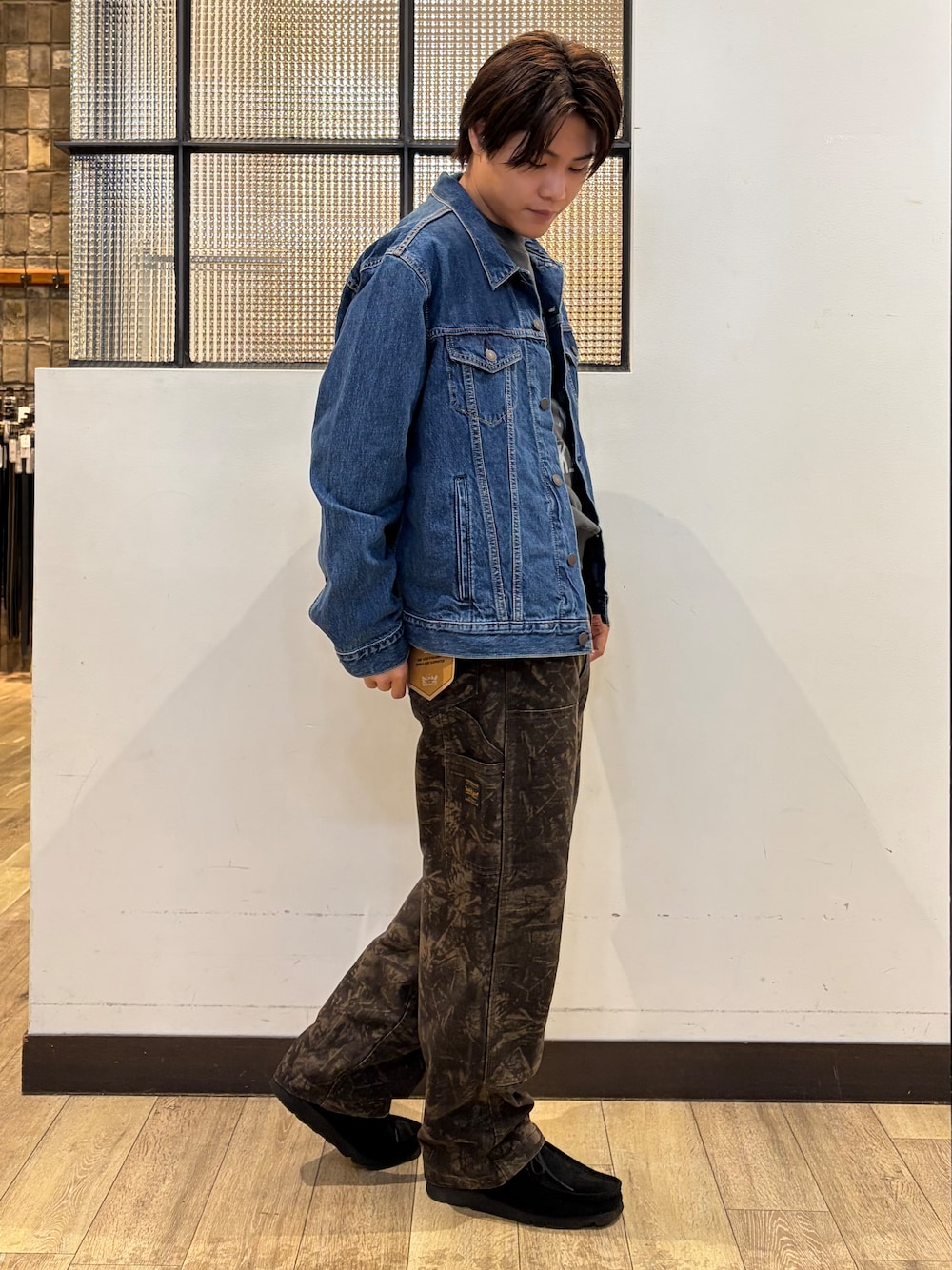 グレー系のTシャツ/カットソー、グリーン系のその他パンツ、ブルー系のブルゾンを着用したメンズの秋コーディネートの2枚目の写真