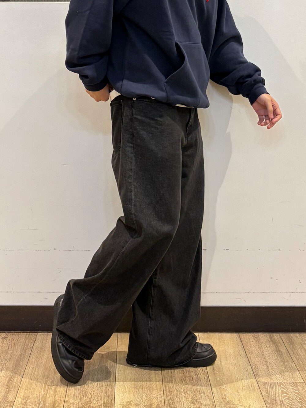 ブルー系のTシャツ/カットソー、ホワイト系のTシャツ/カットソー、ブラウン系のキャップを着用したメンズの秋コーディネートの9枚目の写真