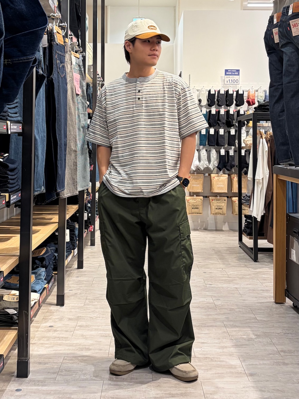 ブラウン系のブルゾン、グレー系のTシャツ/カットソー、グリーン系のその他パンツを着用したメンズの夏コーディネートの8枚目の写真