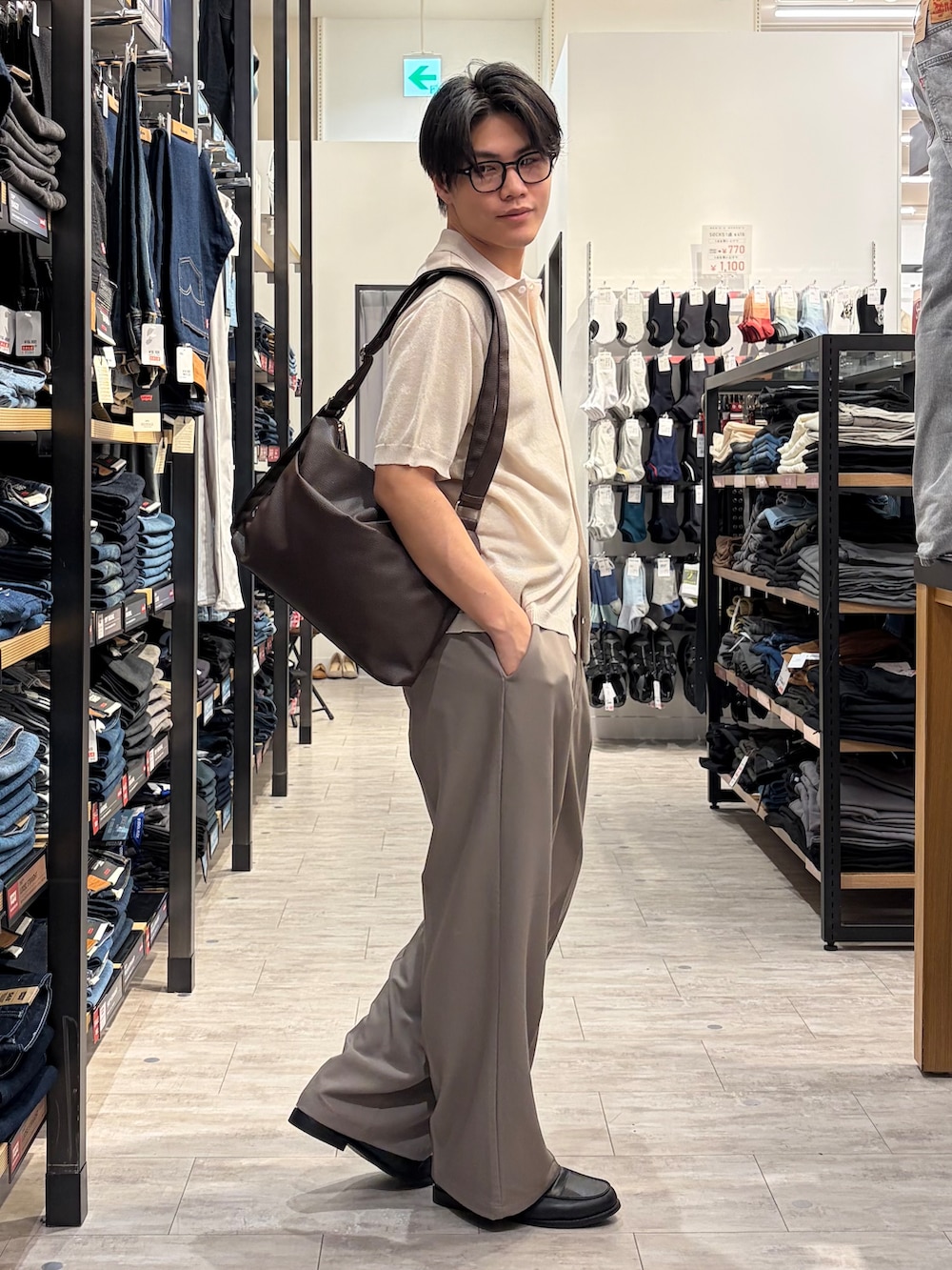 ブラウン系のその他パンツ、ホワイト系のニット/セーター、ブラウン系のショルダーバッグを着用したメンズの夏コーディネートの2枚目の写真