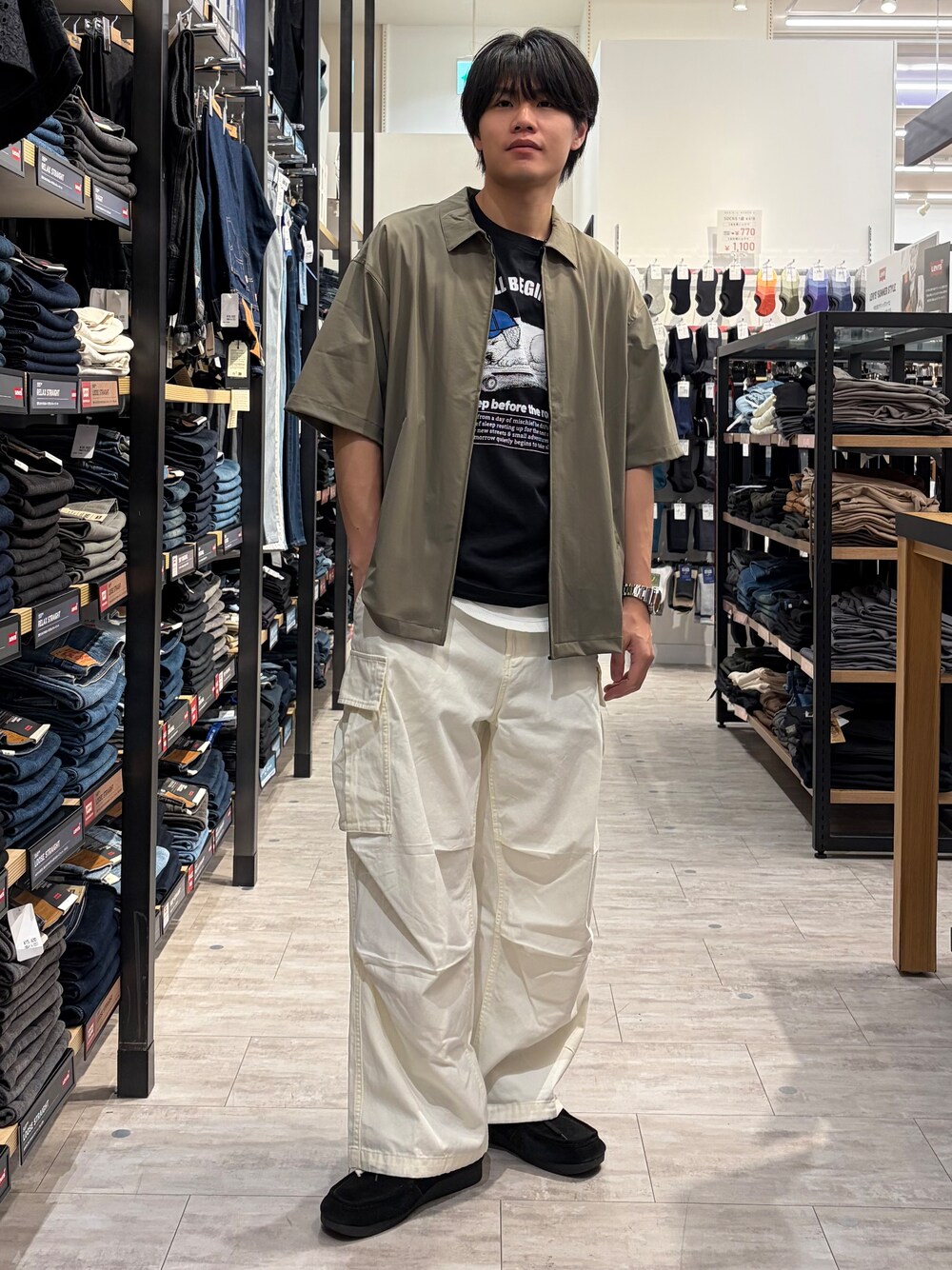 ブラウン系のシャツ/ブラウス、ブラック系のTシャツ/カットソー、ホワイト系のその他パンツを着用したメンズの夏コーディネートの2枚目の写真
