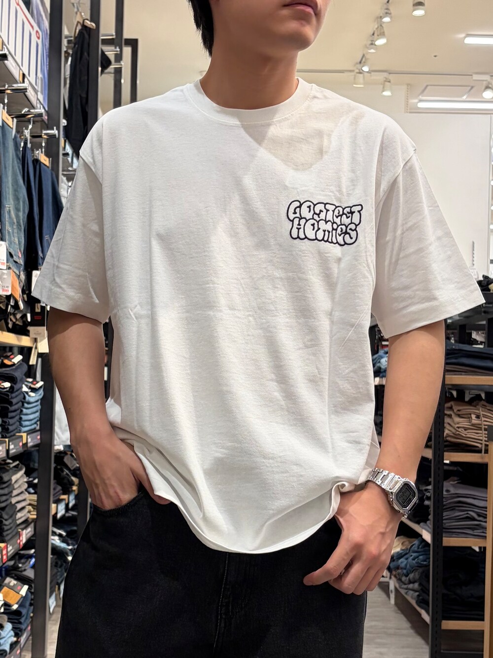 ホワイト系のTシャツ/カットソー、ブラック系のデニムパンツ、ブラック系のベルトを着用したメンズの夏コーディネートの6枚目の写真