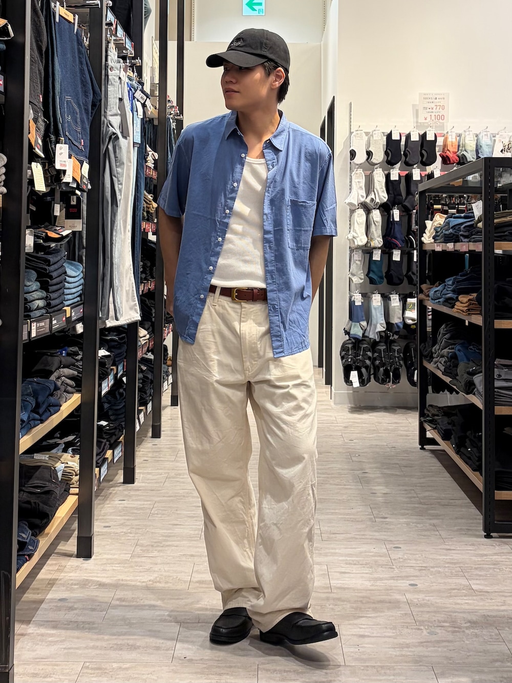ブルー系のシャツ/ブラウス、ブラック系のキャップ、ブラウン系のベルトを着用したメンズの夏コーディネートの2枚目の写真